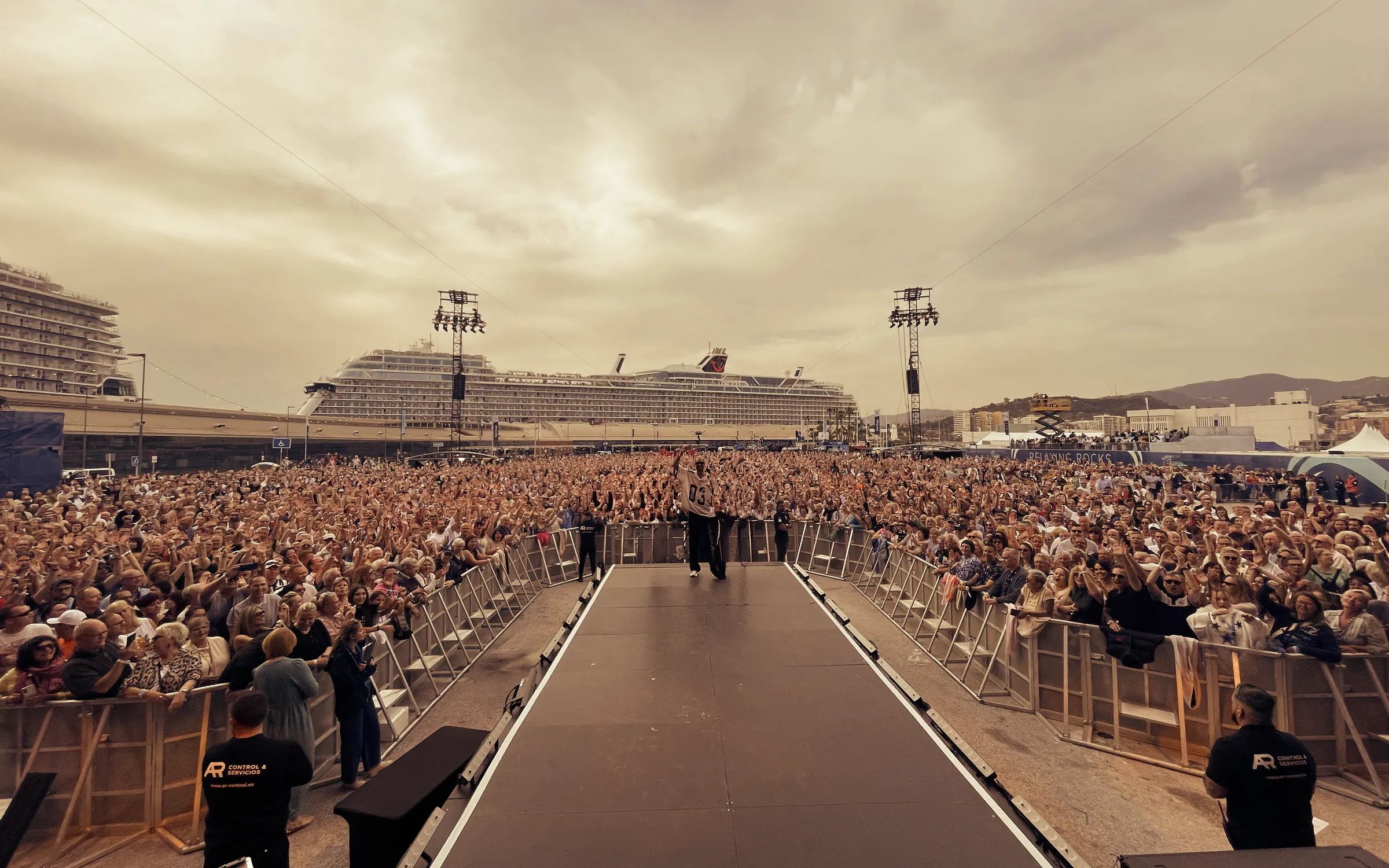 View from the stage over 15,000 guests in the port of Málaga, the cruise ship Mein Schiff Relax behind them